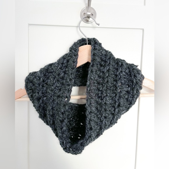 Chunky Crochet Cowl, charcoal Grey Scarf, Kids Cowl, Kids Scarf, Baby Cowl - Picture 1 of 2